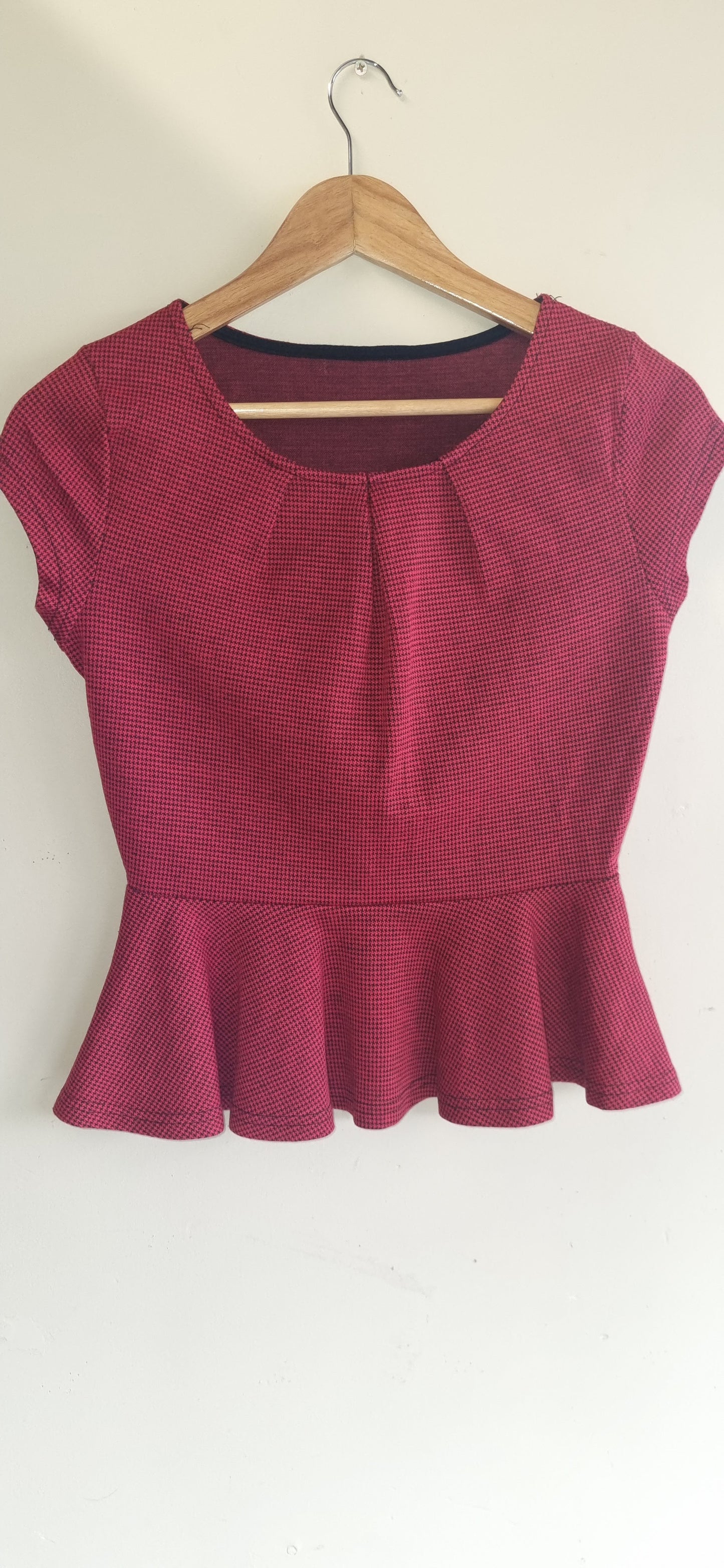 Red houndstooth 'Butterfly' top (Size 10)