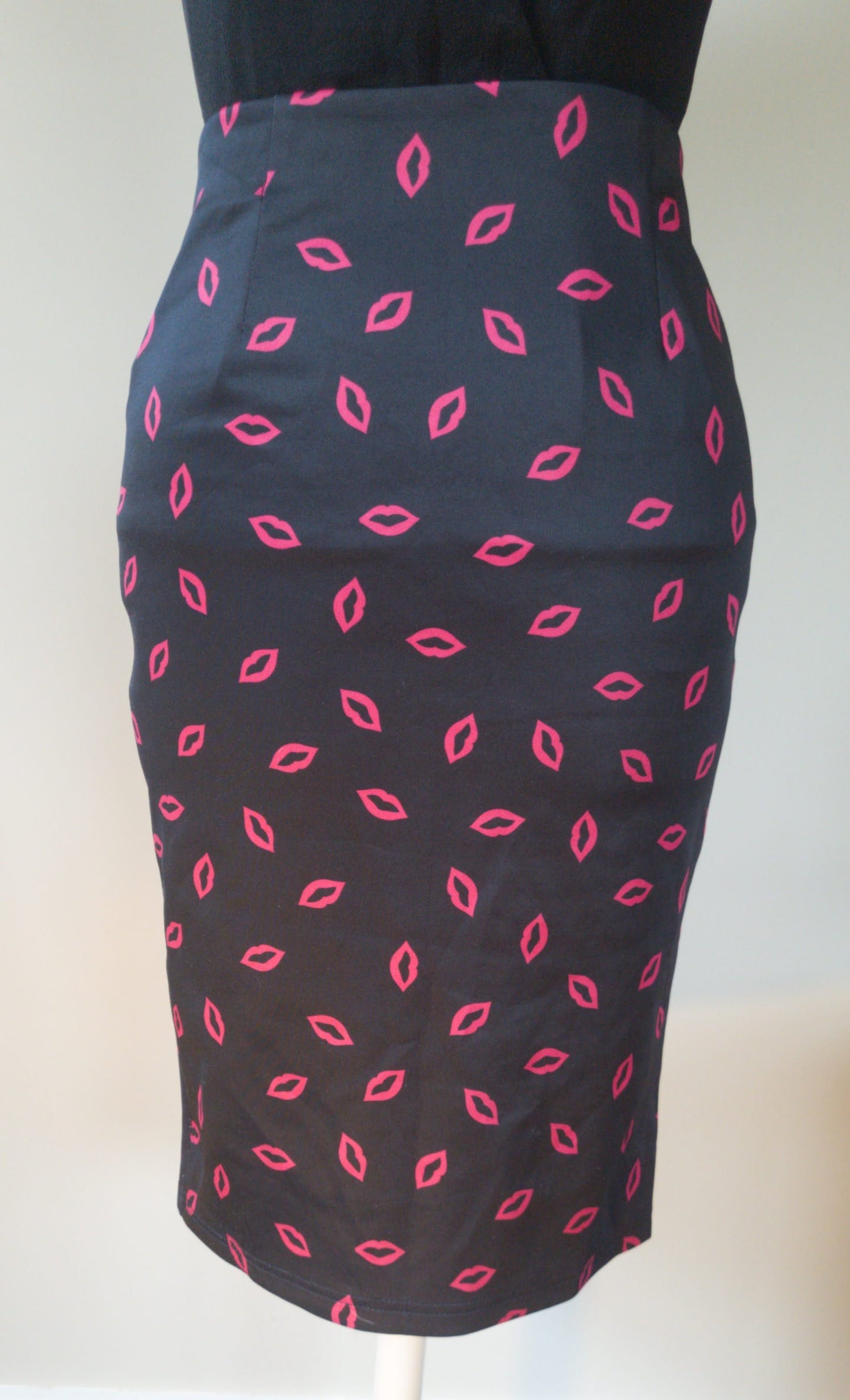 Lips wiggle skirt (Size 12)